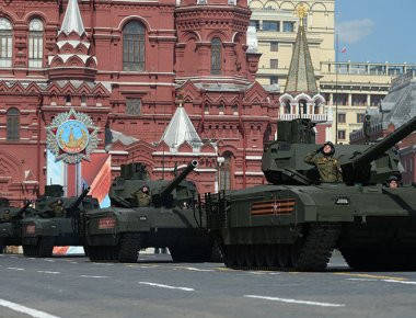 «Τρέμει» η γη στην Κόκκινη Πλατεία: Ξεκίνησε η μεγαλειώδης παρέλαση της «Ημέρας της Νίκης» (βίντεο, live)